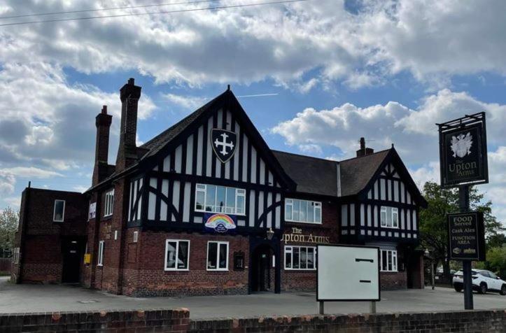 Upton Arms Hotel 庞特佛雷特 外观 照片