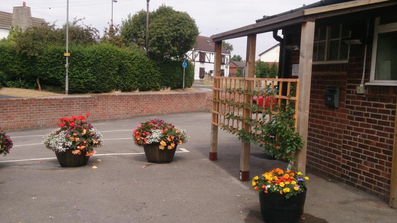 Upton Arms Hotel 庞特佛雷特 外观 照片